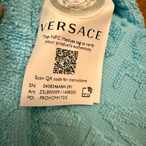 Versace Allover polka dot bathrobe and slipper set - Picture 15 of 15